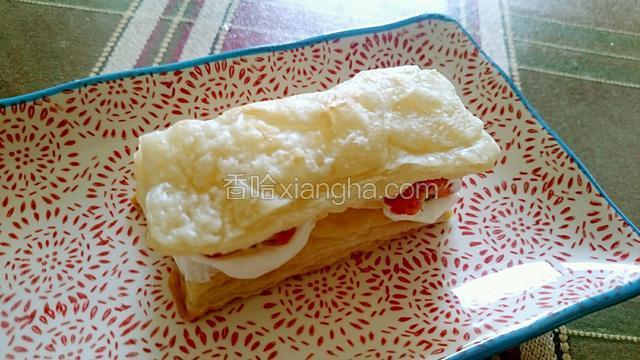 再涂抹一层奶油 并摆放第二层飞饼 在飞饼上 再按照 奶油 草莓 奶油 的顺序涂抹摆放