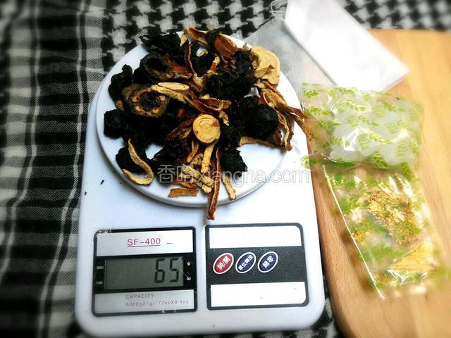 准备好五味尚膳酸梅汤全部材料（材料一起65克）