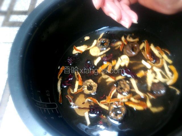 乌梅，甘草，洛神花，山楂一起清洗一下