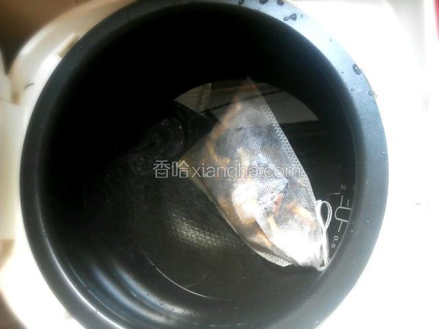 将材料放进煲汤的锅，水加入约2～2.5升