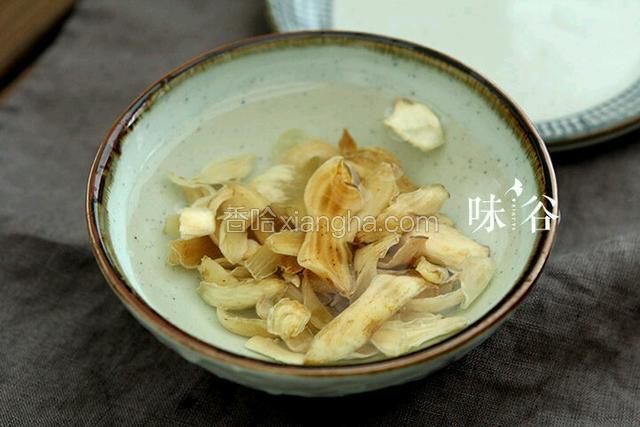 干百合浸泡半小时（也可以用新鲜百合）