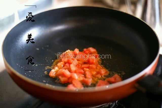 锅烧热放少许油，放入切好的番茄块中火翻炒至化掉，