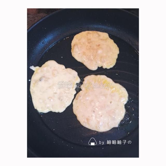 调成糊，锅烧热放油，放入面糊
貌似这是我煎过的最丑的一次饼，关键时刻丢人