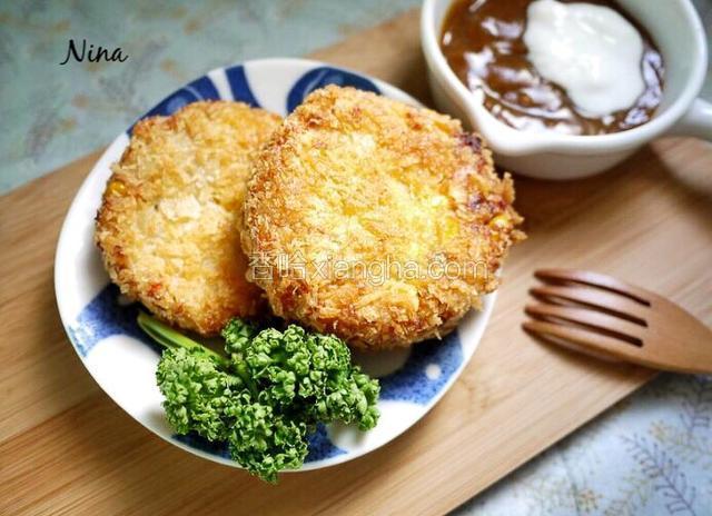 咯吱咯吱，酥脆美味的可乐饼就完成了，可以搭配任何自己喜欢的蘸酱食用。
Bon appetite.