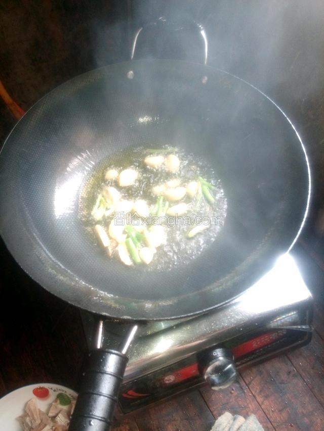 油好后放葱、姜、蒜炒香再倒肚条，后加少许料酒，没料酒用白酒也可以。
