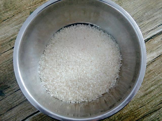 将大米放入盆中