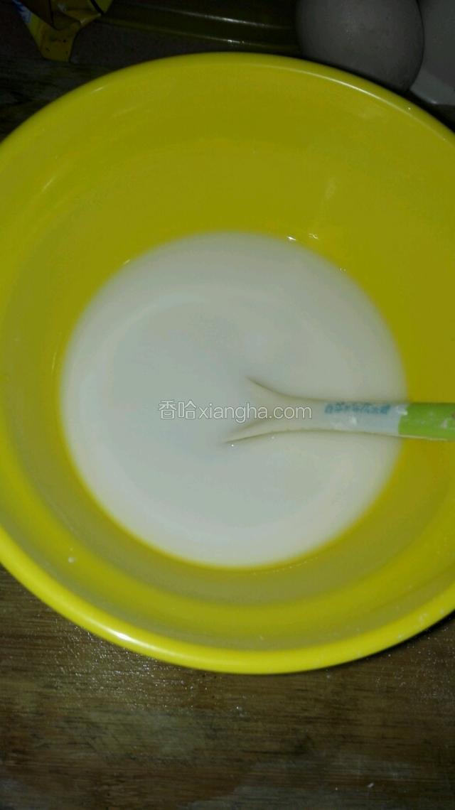 准备半碗大米研磨制成的肠粉专用米粉（市场有卖），加入三勺清水，搅拌至无颗粒状，调匀