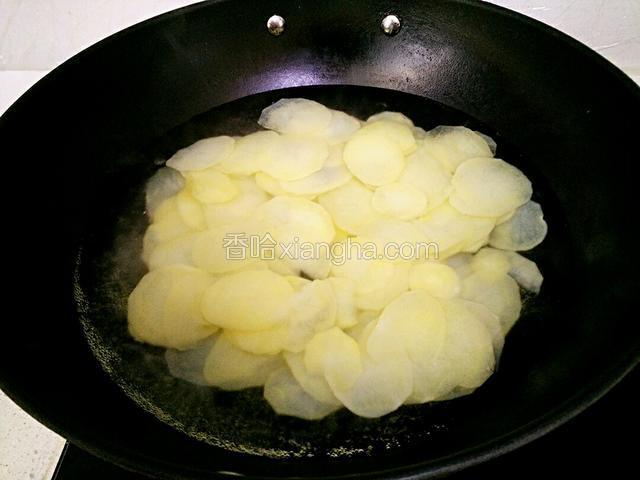 锅里水烧开，放入土豆片煮至透明状，捞出过凉水、控干。