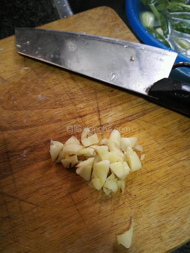 蒜头切好待用