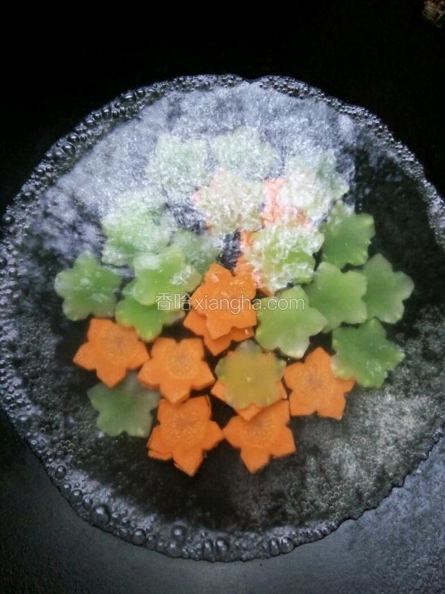 水烧开，把莴笋和胡萝卜略煮一下，再捞起用凉水过一遍，以便保持色泽艳丽。