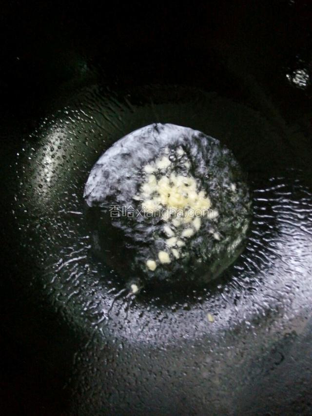 油烧热，加入姜末爆香