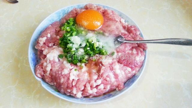 在肉馅里加入少许葱花，鸭蛋，盐，料酒