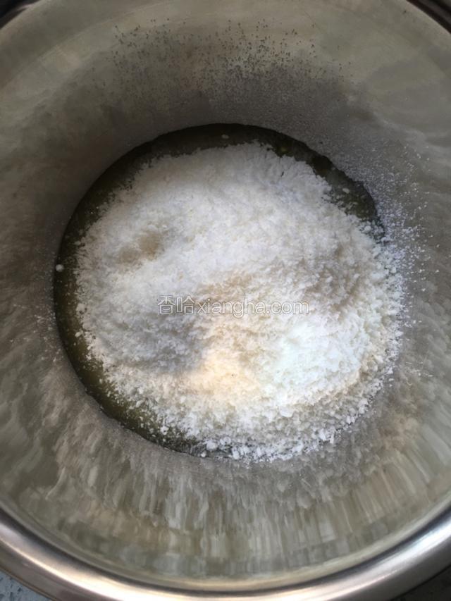然后分别筛入低筋面粉，糖粉，奶粉到鸡蛋清盆内。最后直接把80克椰蓉倒入面盆。