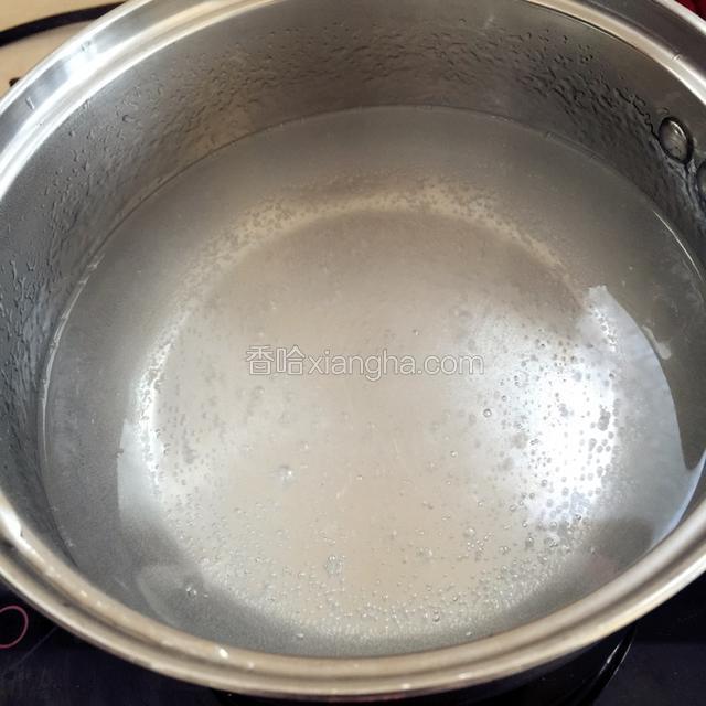 纯净水500ml中倒入20g白凉粉搅拌均匀，倒入适量糖浆按个人口味调味，搅拌均匀，小火加热搅拌3分钟左右关火。
