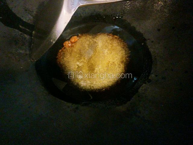 锅中倒油烧热倒入三勺白糖小火炒糖色。