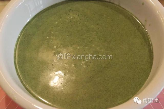 取料理盆，将低筋面粉、抹茶粉和45克细砂糖（还有15克留到后面的打发奶油备用）过筛混拌，加入打散的鸡蛋稍稍搅拌，再分多次共加入200g牛奶；将黄油融化成液体，稍稍冷却后加入全部搅拌均匀。
加入剩余的200g牛奶，继续搅拌至光滑无颗粒，过筛备用。