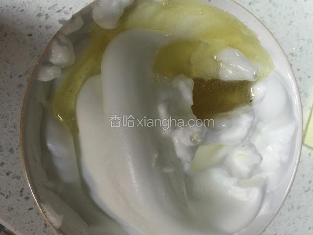 糖50克 水50克 放入锅中煮沸后再煮两分钟 （期间要不停搅拌以免糊锅 ）顺碗边倒入打好的蛋清里翻拌均匀