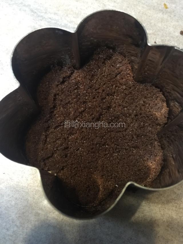 每个形状我们都做了两块备用，因为两片都是厚的 所以我们要拿出一片用中间分开做成两片薄的，像这样先放一片薄的在最下面