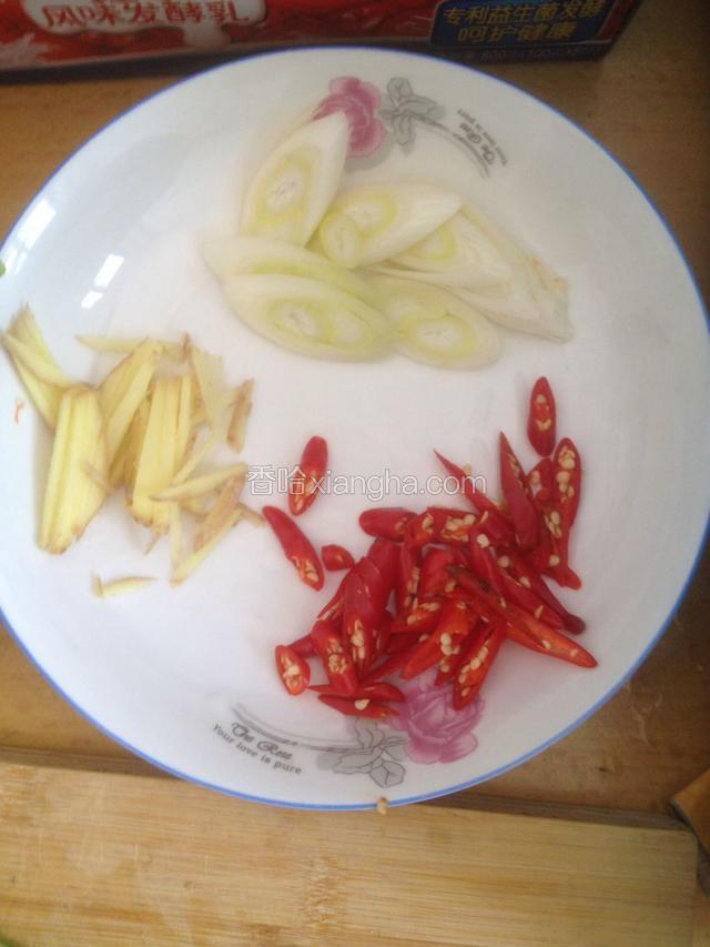 葱姜小红椒蒜，切片或丝（大蒜切了没照出来请原谅）