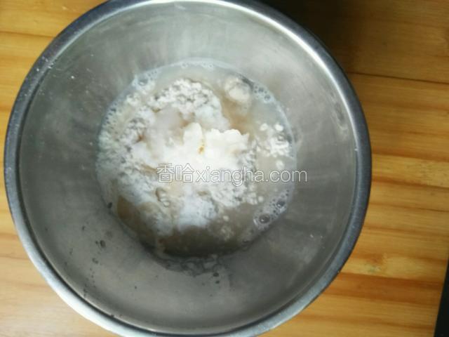 将所有水油皮材料混合揉成水油皮面团。
