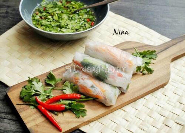 一道清新可口的开胃菜就完成了，是不是很简单呢，快快享用吧。
Bon appetite.