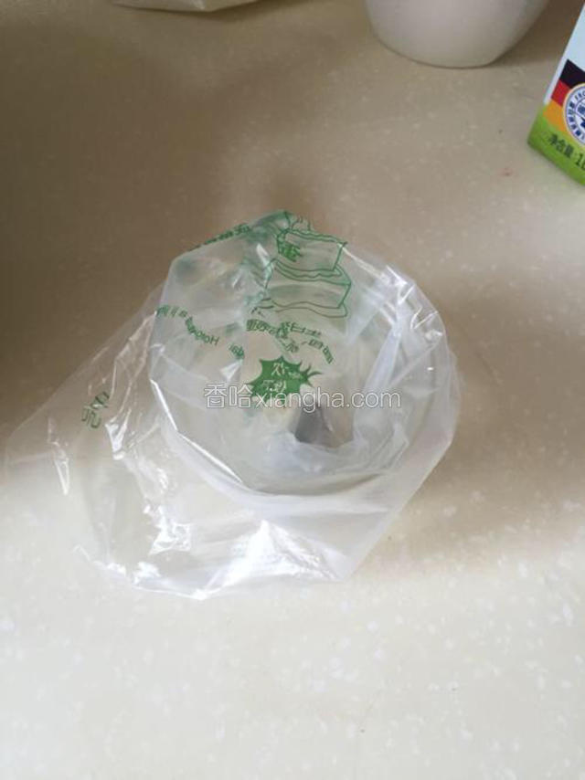 裱花袋放入圆形裱花嘴。