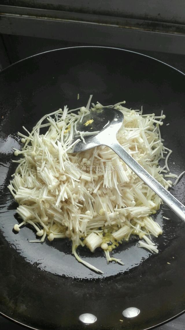 起油锅下金针菇翻炒