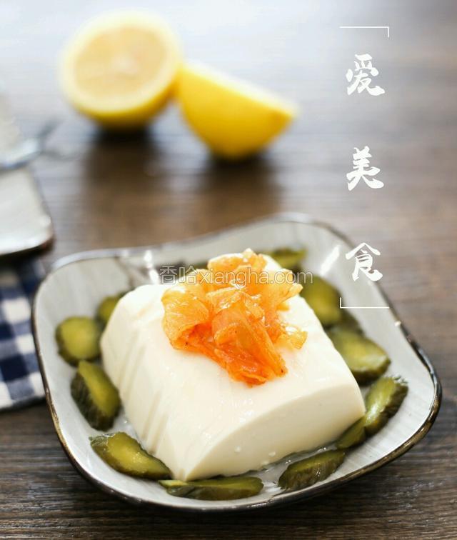 腌制要15分钟！把时间充分利用起来，先做点配菜！超级香甜爽嫩的柴香小豆腐！
豆腐去掉不规则的部分，切成见方的小方块