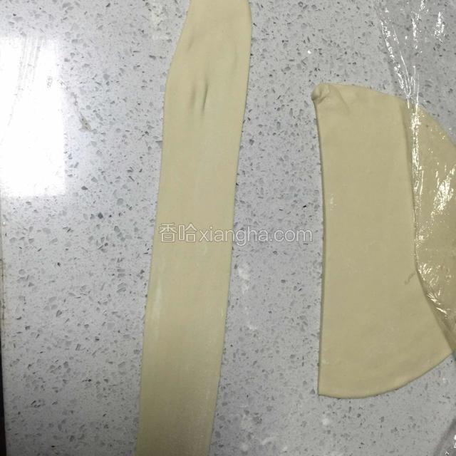 然后像这样拉长 注意不要拉太薄 还是要厚一点