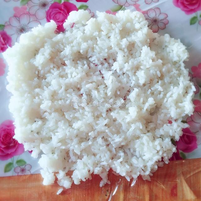 铺张保鲜膜，把糯米饭平摊上去