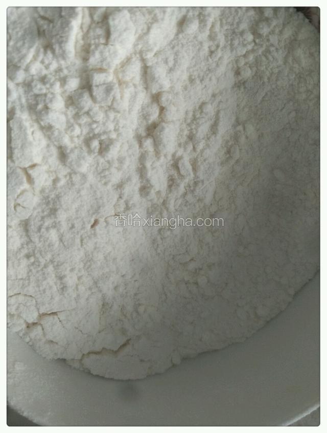 准备一碗面粉。