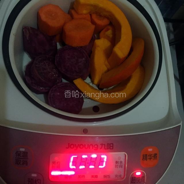 胡萝卜，紫薯，南瓜切小块放入九阳电饭煲，启动超快煮功能将其煮熟（紫薯要放在最下面避免染色）
将苋菜焯水，像洗衣服一样反复搓洗使颜色更深
菠菜放入九阳原汁机榨成菠菜汁
