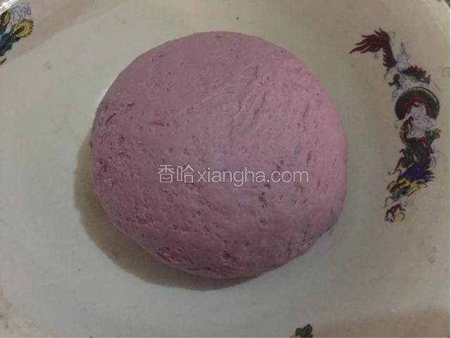 1.以紫薯为例，将酵母用少量温水化开，加入面粉，分次少量的加入紫薯和成面团静置一到两个小时发酵。2.菠菜汁加入面粉和酵母和成绿色面团，3.苋菜汁加入酵母和面粉和成粉色面团，4.胡萝卜汁加入酵母和面粉和成橘黄色面团5.南瓜加入酵母和面粉和成黄色面团。
制作康乃馨花朵：
