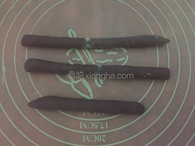 发酵好的面团内部有很多蜂窝组织，揉搓至充分排气，分成均匀的小面团，取一个小面团分成三份搓成两条长，一条短得长条
