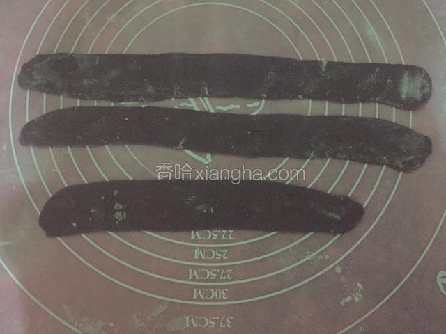 用擀面杖将长条擀薄，尽量薄一些，需要撒适量干粉避免粘连
