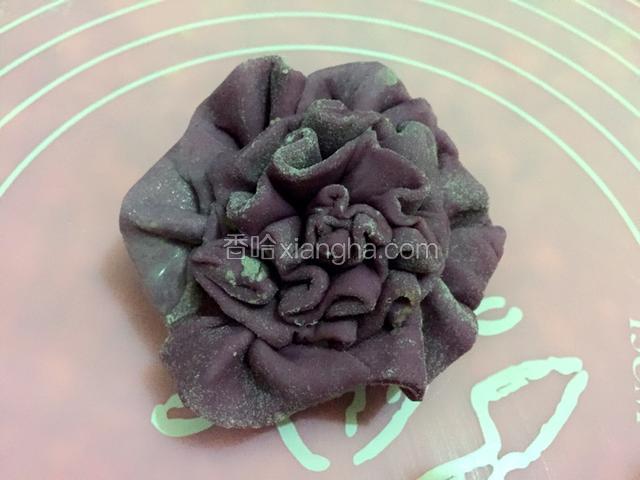沾水将花瓣沾到花心上，轻轻攥紧整形，静置二十分钟二次发酵
