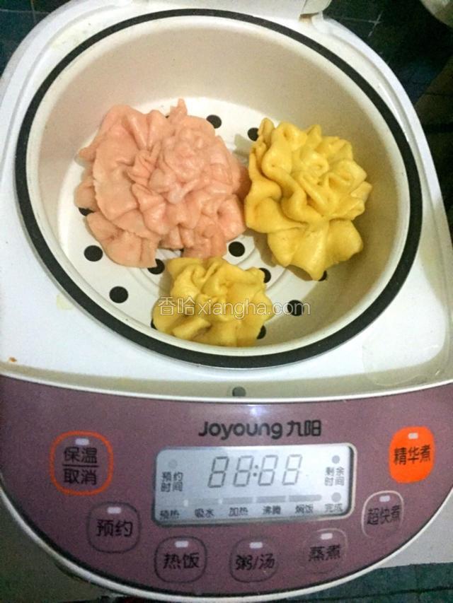 放入九阳电饭煲启动超快煮（蒸锅大约开锅二十分钟）隔水蒸熟
