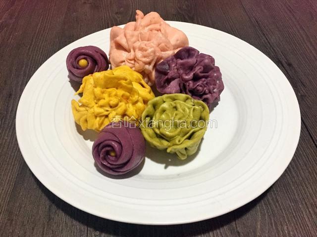玫瑰花详见我的菜谱紫薯玫瑰花，将所有颜色花型制作完成，同样蒸熟
选择不同颜色的康乃馨放在容器中，紫薯玫瑰花装饰。

