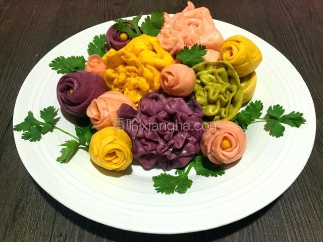 黄色玫瑰花和粉色玫瑰花穿插装饰
香菜叶子装饰花叶
