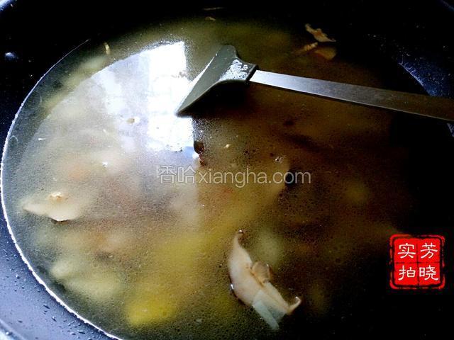 炒好后加入水（可以把刚才煮米饭用的米汤加下去，我今天煮的时候不小心让我给倒了）