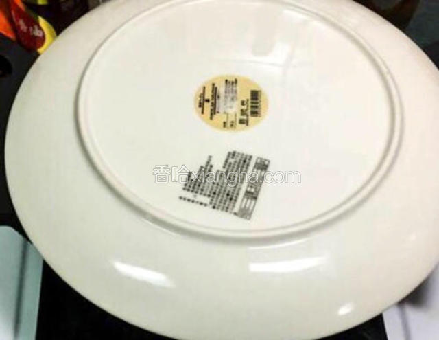 把混合好的蛋液分两次倒入热油锅中，第一次倒入锅中的蛋液定型后再加入剩下的。
中小火煎4-7分钟，用盘子辅助翻面再煎3-5分钟。