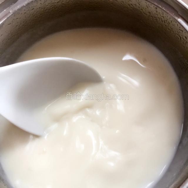 把混合汁倒进锅里，开小火，再把白凉粉倒入锅中不停搅拌，不要煮开。