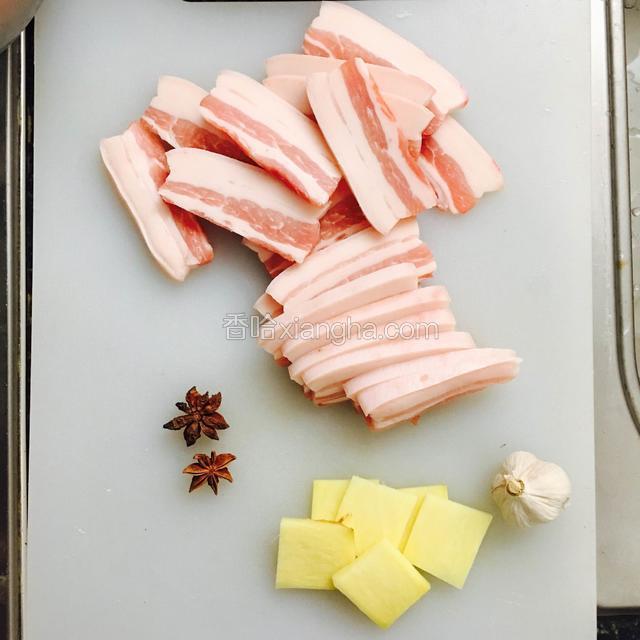 五花肉切片，初学者冷冻后切会很容易；
生姜切片