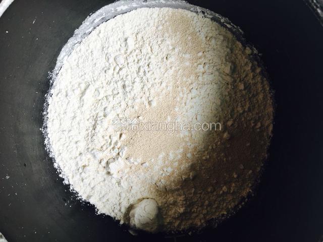 把面粉和酵母粉放到盆里