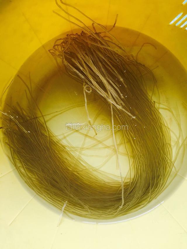 粉丝用开水泡开