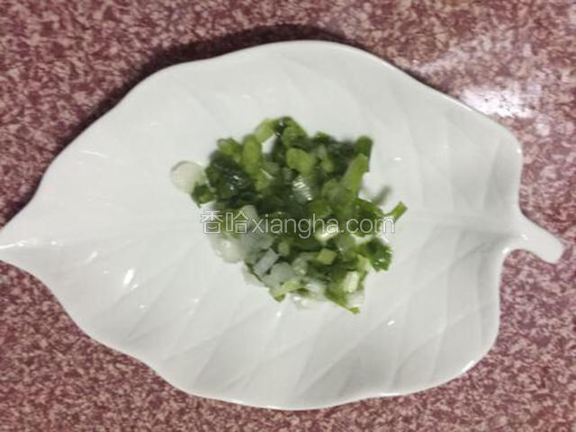 葱切葱花备用