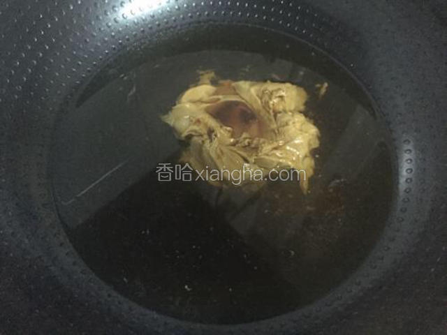 锅中倒入300克清水、120克花生酱、2汤匙小火慢慢熬煮，边煮边搅拌