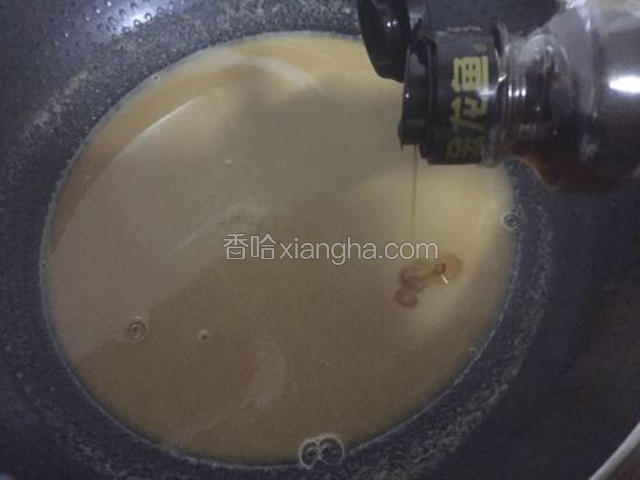 等花生酱跟水完全融化后加入适量的香油，搅拌均匀