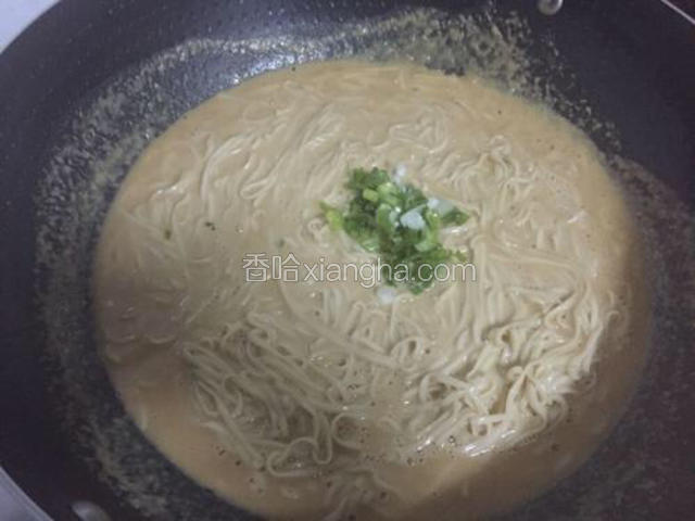 加入适量的葱花，拌匀后即可关火装盘食用