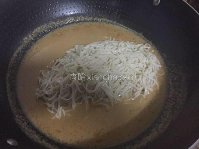 面条捞出沥干水分后倒入锅中，拌匀